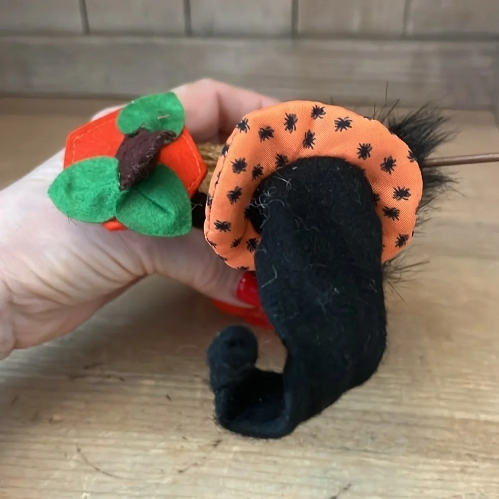 Annalee Witch Cat “Midnight Ride Kitty” Pumpkin Broom Hat